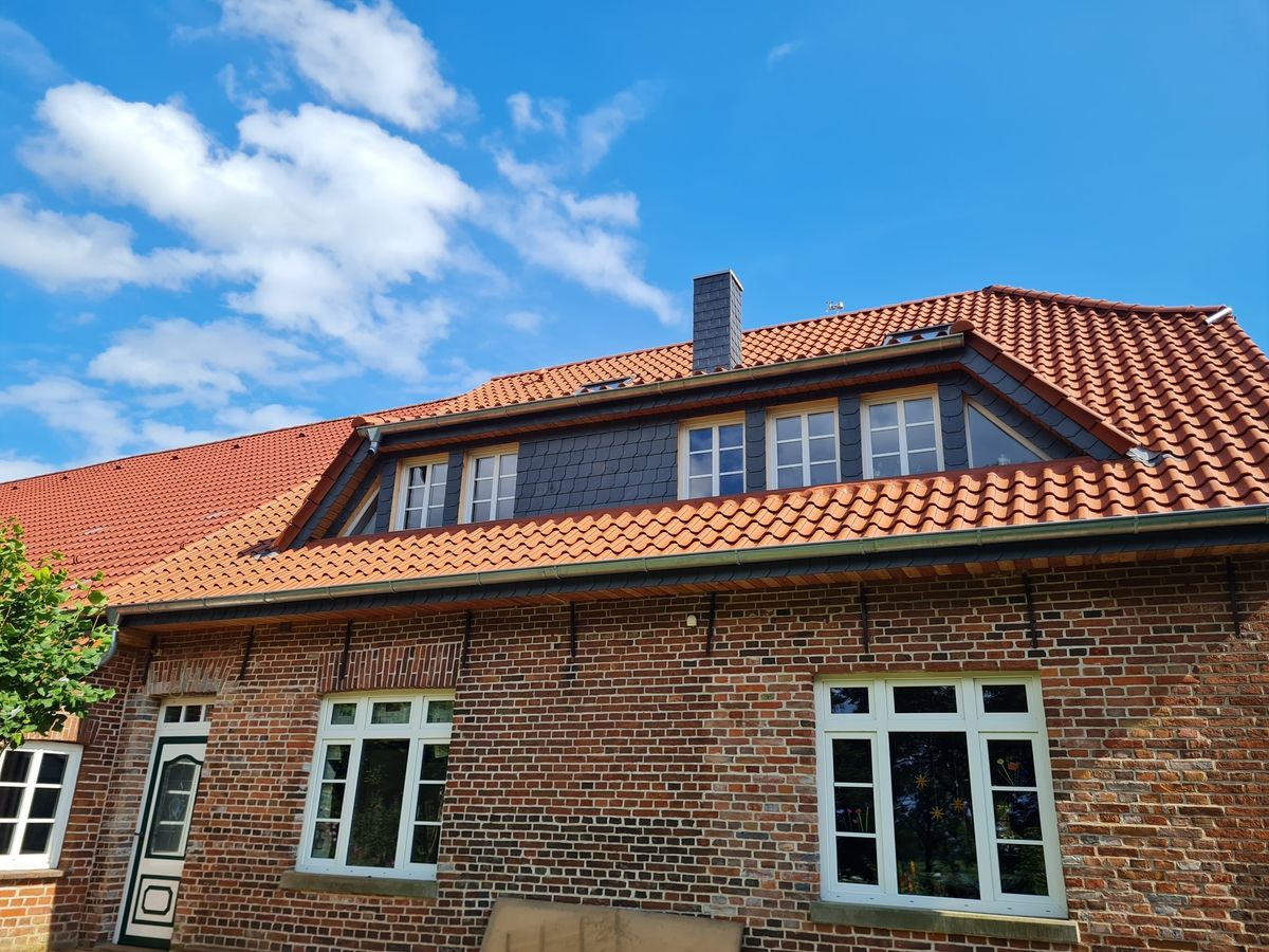 Dachgaube an einem roten Ziegelhaus