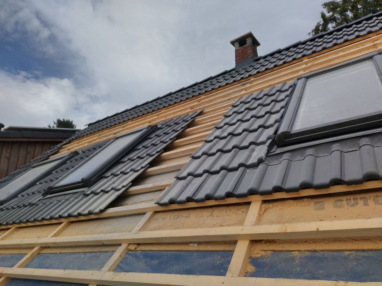 Teilgedecktes Dach mit Dachfenstern