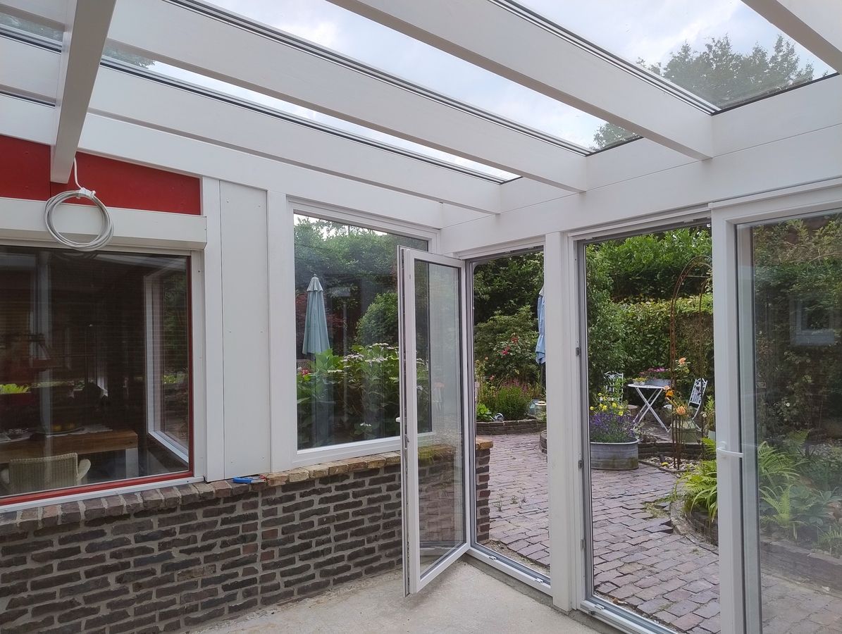 Aufnahme eines überdachten Wintergartens von Innen